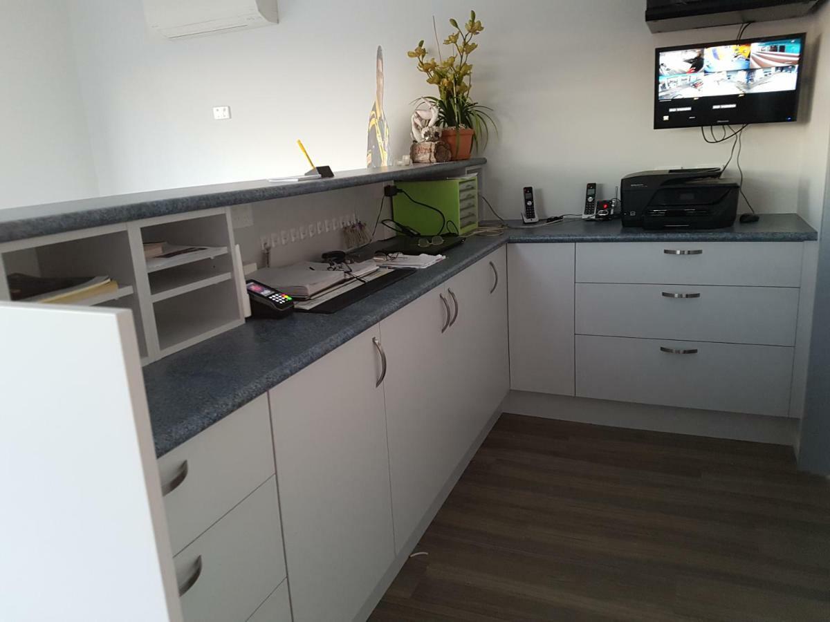 Reef Gardens Motel Proserpine Eksteriør bilde